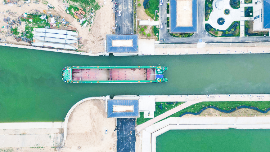 海运价钱连跌23周，，大宗空箱群集口岸！集装箱物流司机提前回老家过年 -- 尊龙官方网站物流