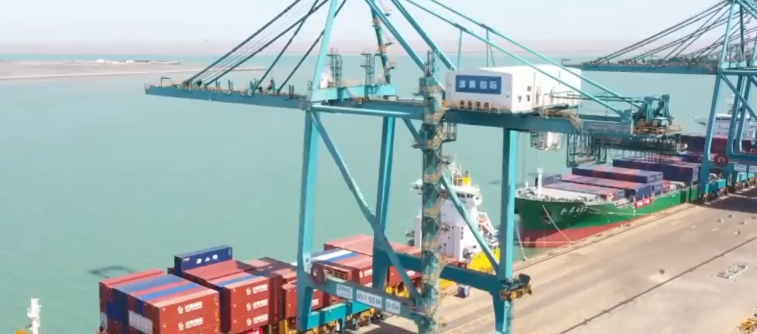 黄骅港首批危险货物集装箱顺遂发运  --  尊龙官方网站物流