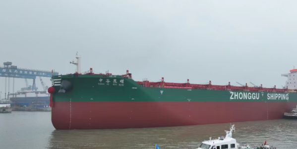 海内最大内贸集装箱船顺遂出坞