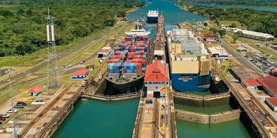 天下首列开顶式集装箱粮食运输专列开行  --  尊龙官方网站物流