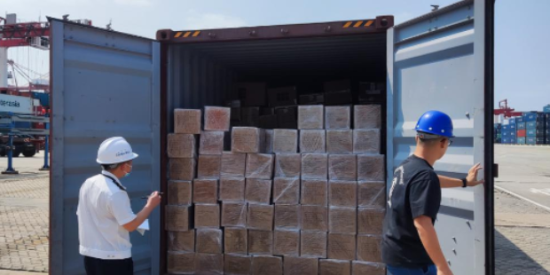 黄骅港首批危险货物集装箱顺遂发运  --  尊龙官方网站物流