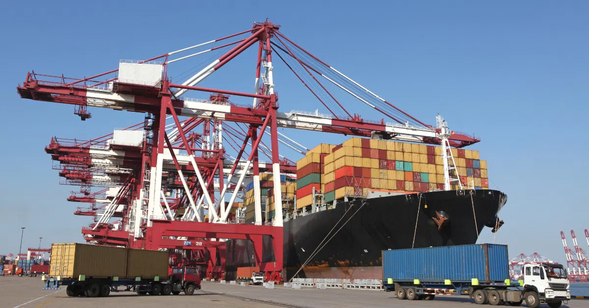 黄骅港首批危险货物集装箱顺遂发运  --  尊龙官方网站物流