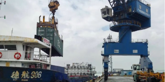 营口港首次使用电动集装箱卡车  --  尊龙官方网站物流